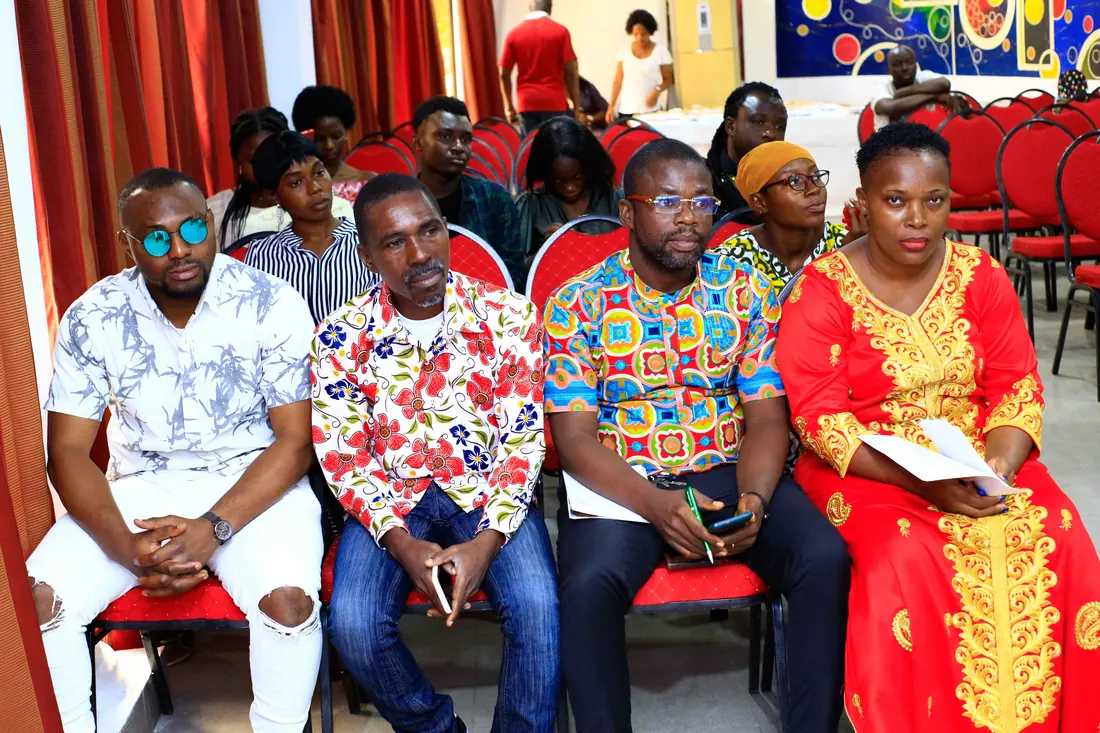 Audience attentive lors d'une conférence